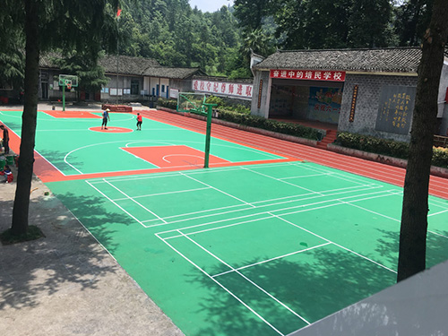 吉首鳳凰縣培民學(xué)校塑膠籃球場，羽毛球場順利完工
