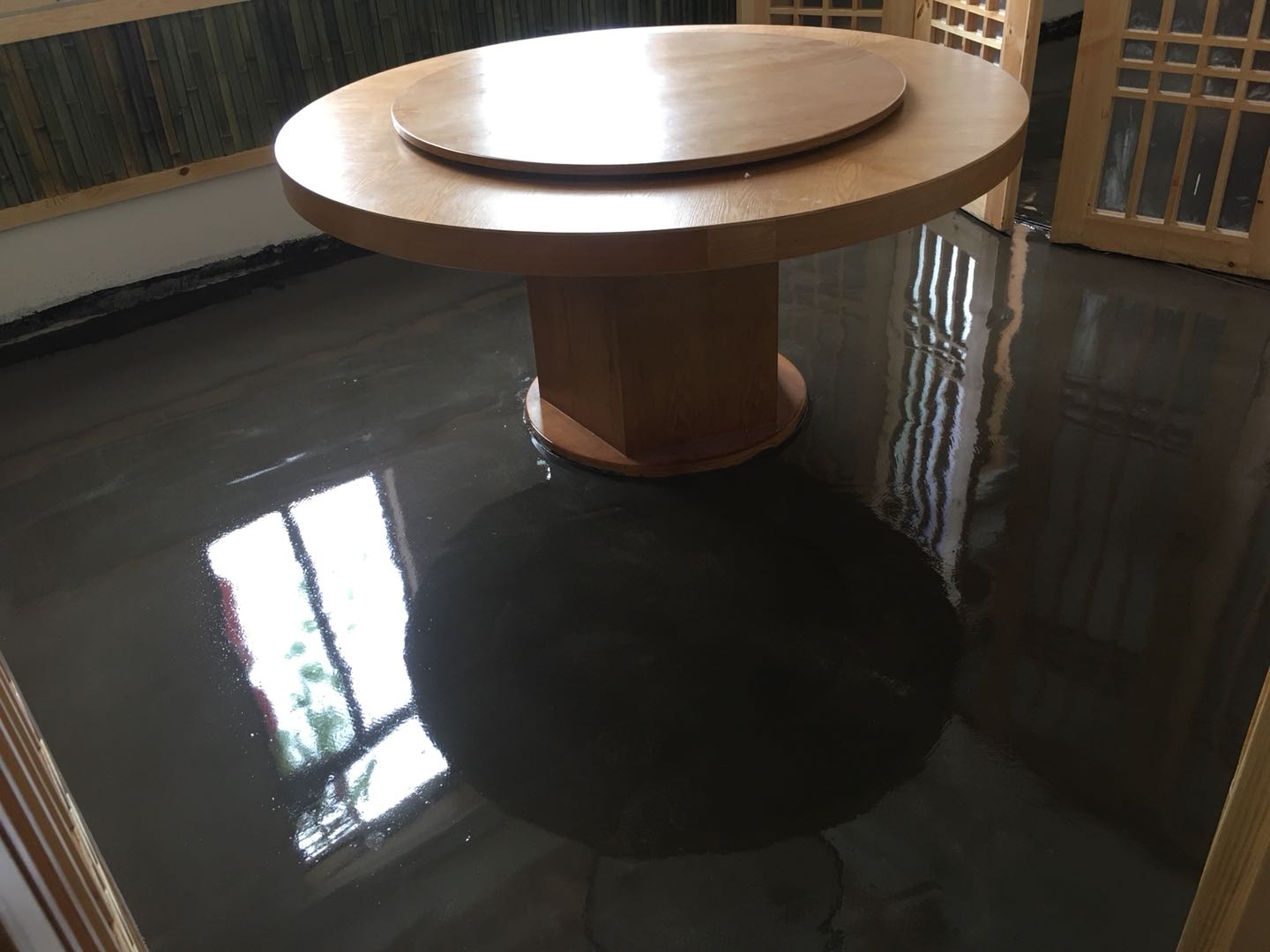 吉首市乾州餐廳環(huán)氧復(fù)古地坪施工完成，祝老板生意興隆，財(cái)源廣進(jìn)